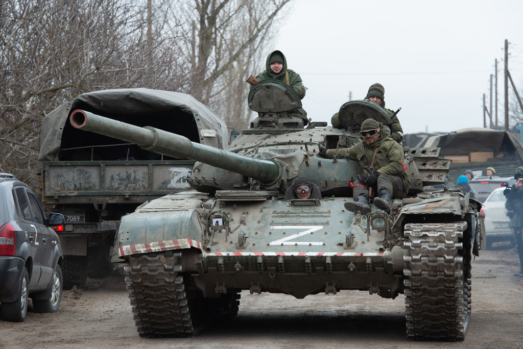 Prorussische Separatisten in einem Panzer mit Z-Symbol