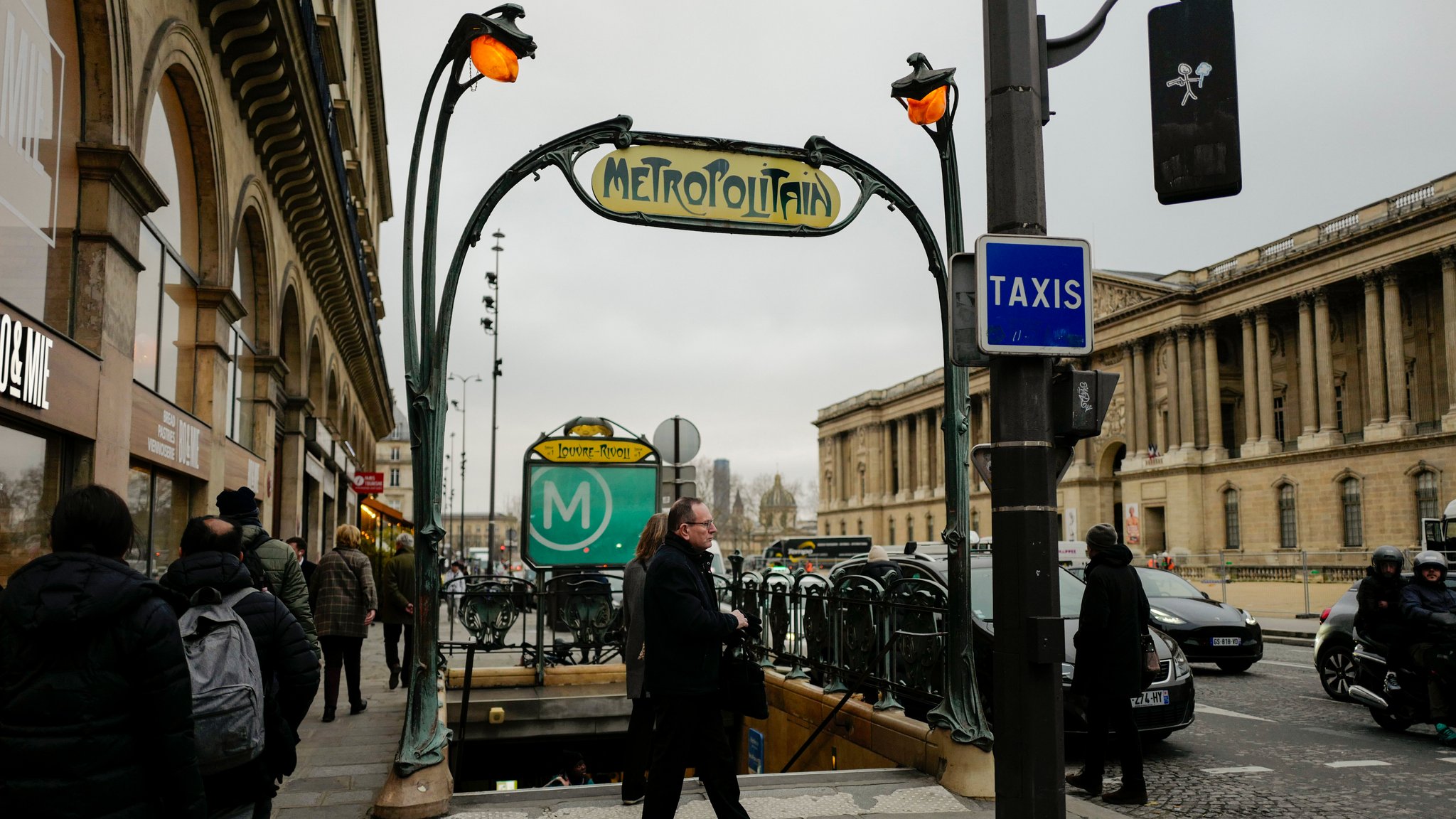 Metro-Eingangstor in Paris