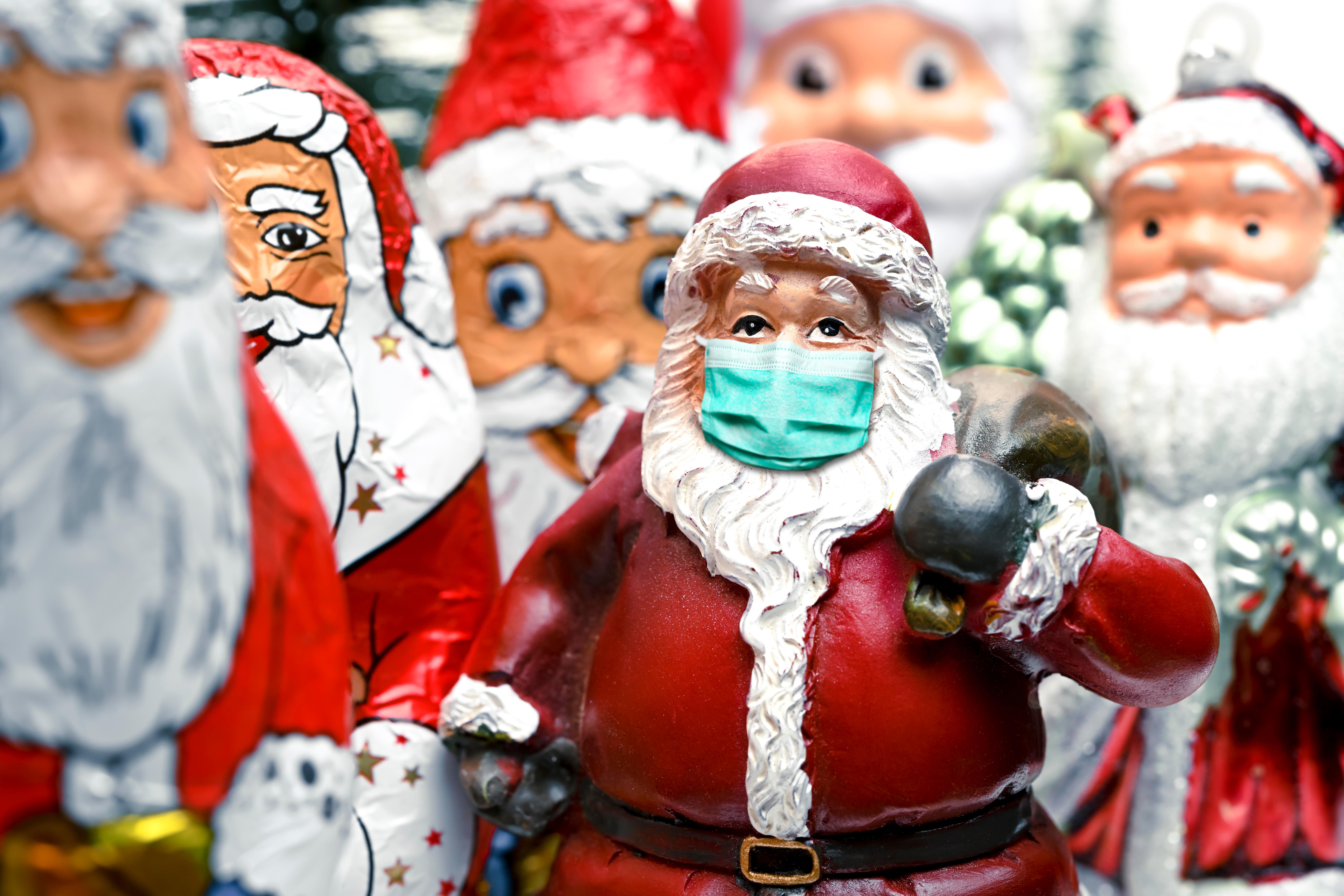  Deko-Weihnachtsmann mit Mundschutz