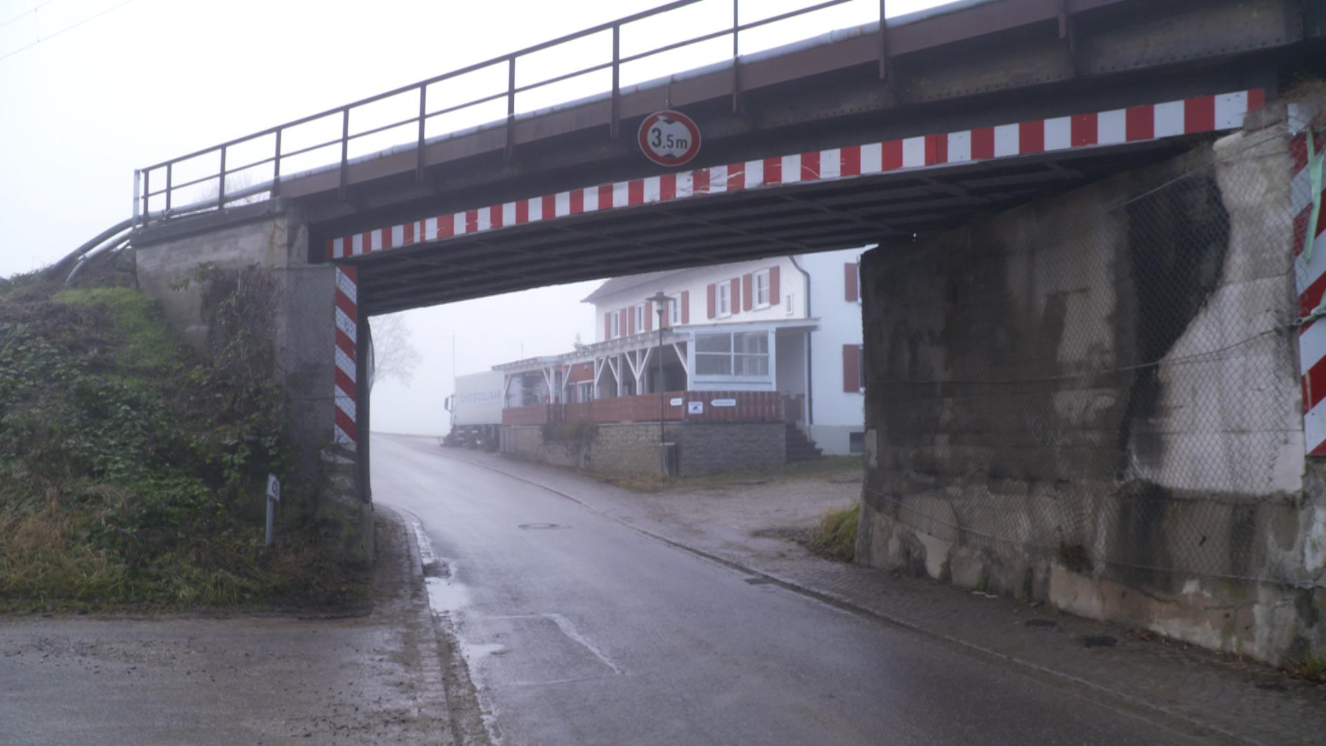 Die Brücke an der südlichen Ortseinfahrt in Egling soll neu gebaut und dabei vergrößert werden