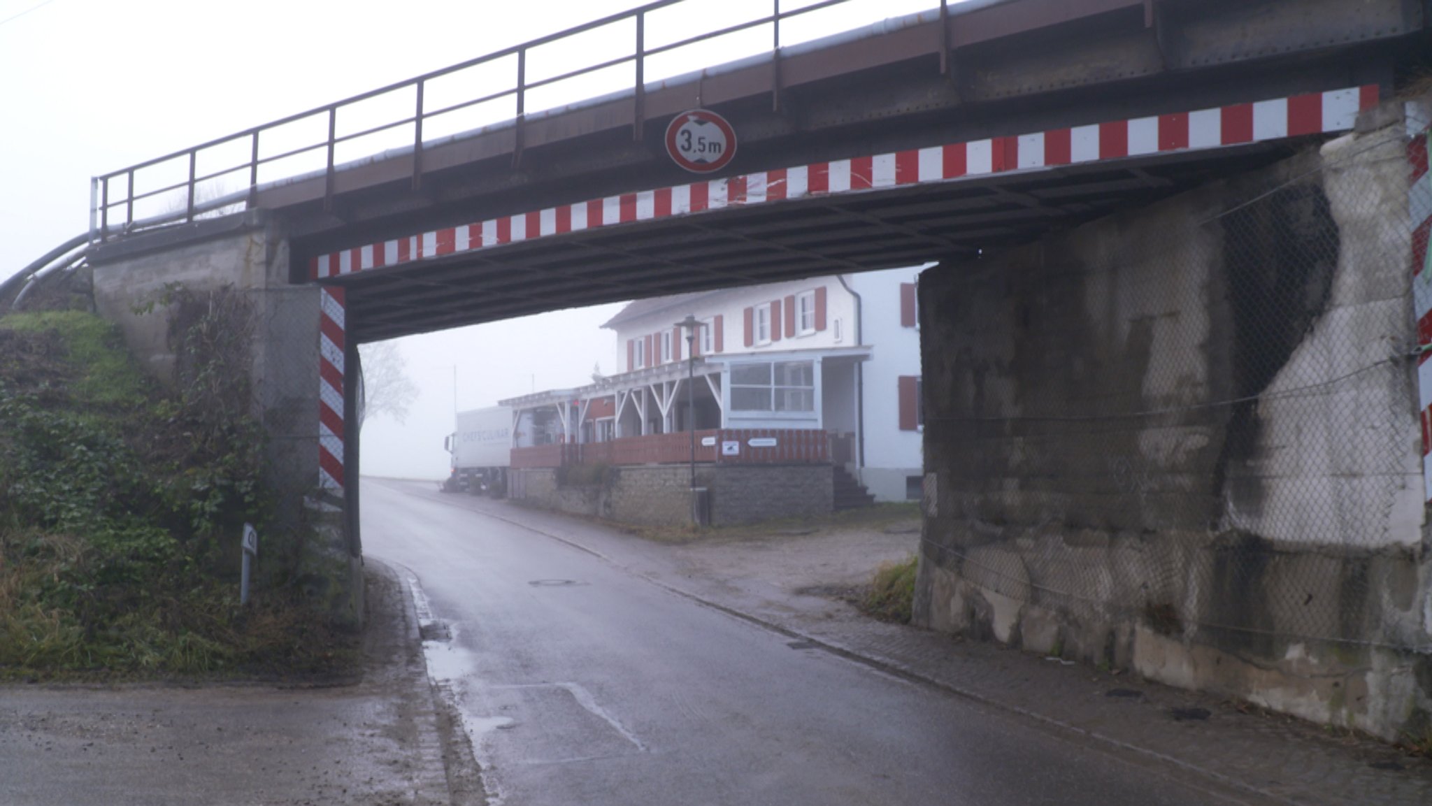 Die Brücke an der südlichen Ortseinfahrt in Egling soll neu gebaut und dabei vergrößert werden