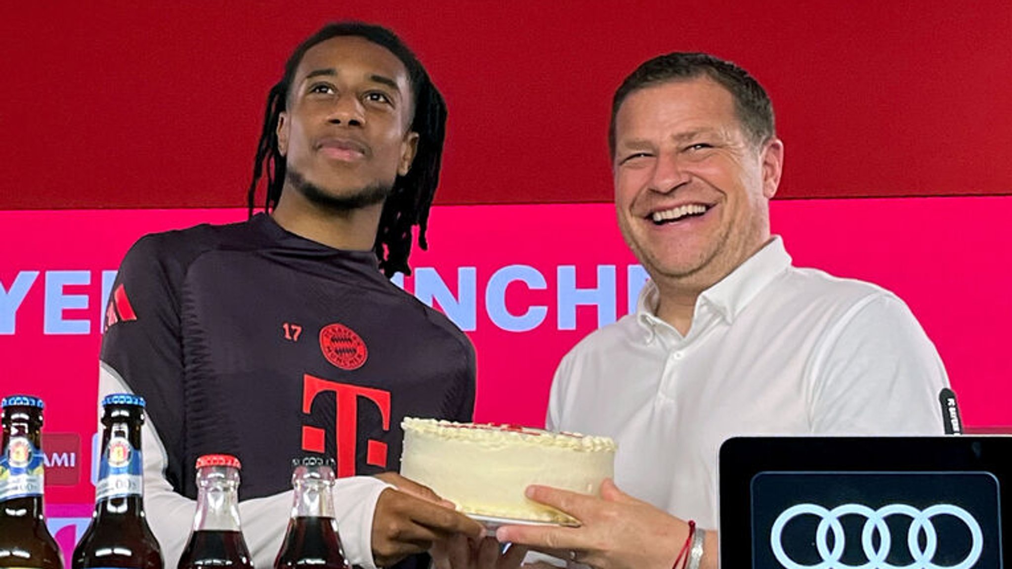 Viel Kuchen, wenig Worte: Olise stellt sich beim FC Bayern vor