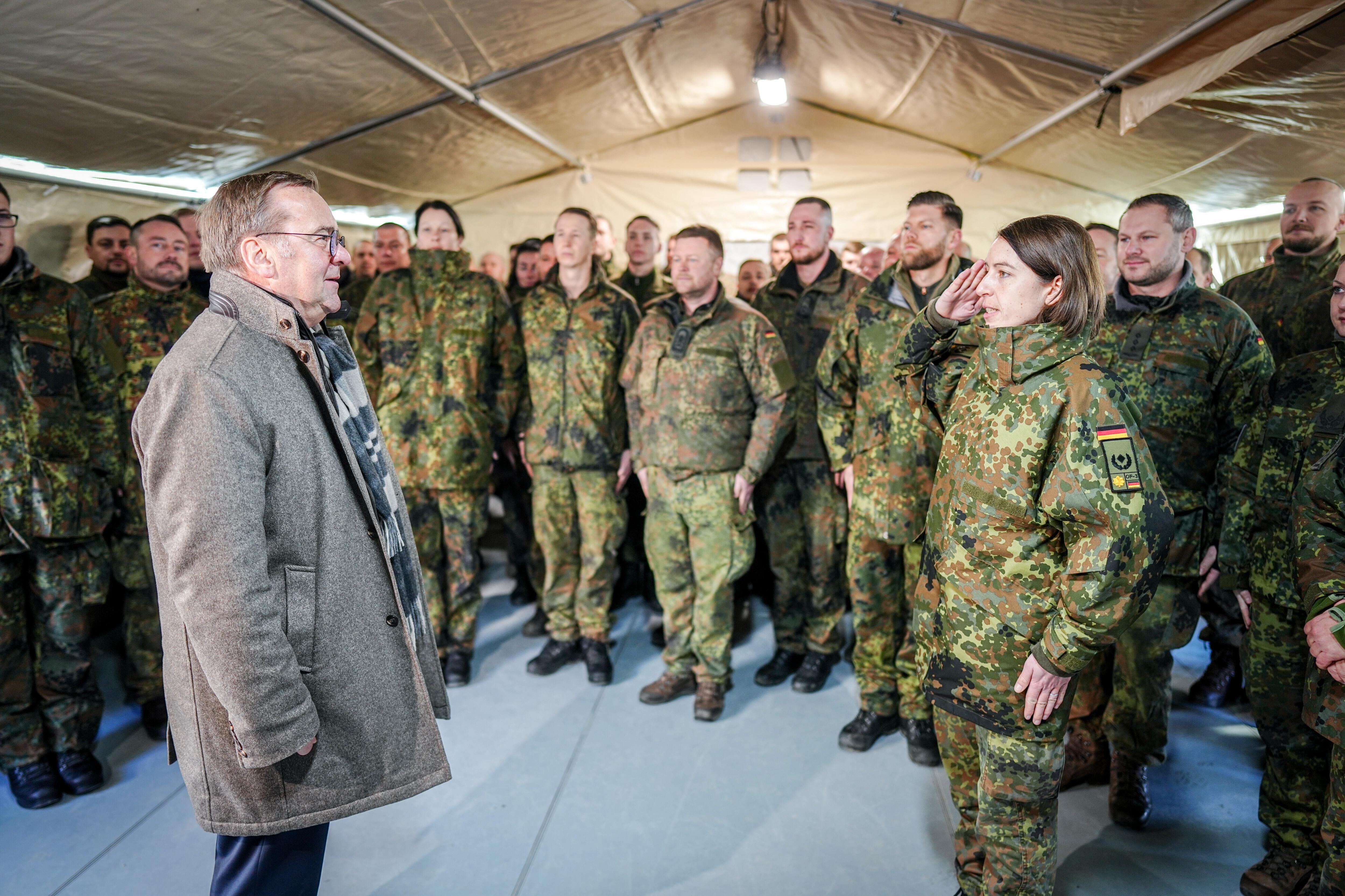 Bundesverteidigungsminister Boris Pistorius (am 23. Januar mit Bundeswehrsoldaten auf einer Übung in Rzeszow, Polen)