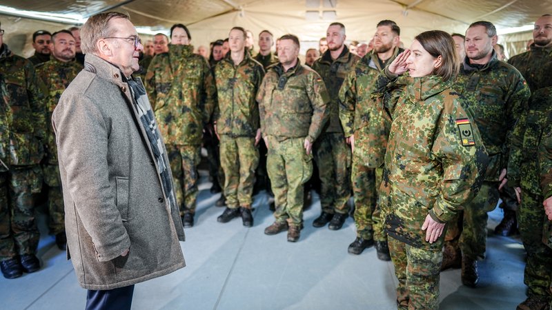 Bundesverteidigungsminister Boris Pistorius (am 23. Januar mit Bundeswehrsoldaten auf einer Übung in Rzeszow, Polen) | Bild: picture alliance/dpa | Kay Nietfeld Bundesverteidigungsminister Boris Pistorius (am 23. Januar mit Bundeswehrsoldaten auf einer Übung in Rzeszow, Polen)