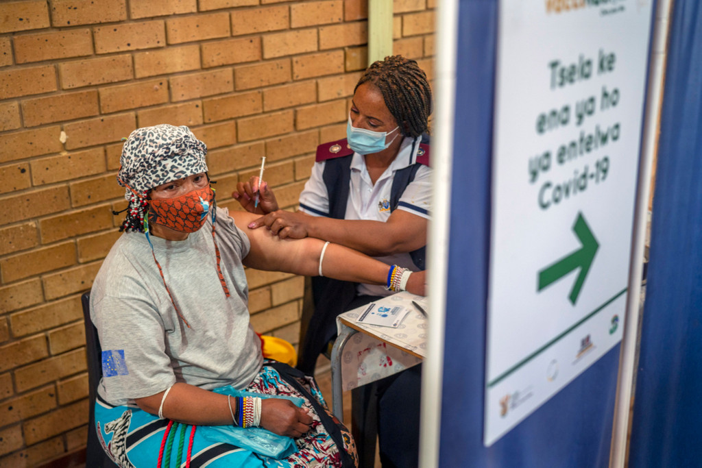 Eine Frau in Südafrika lässt sich gegen Covid-19 impfen.