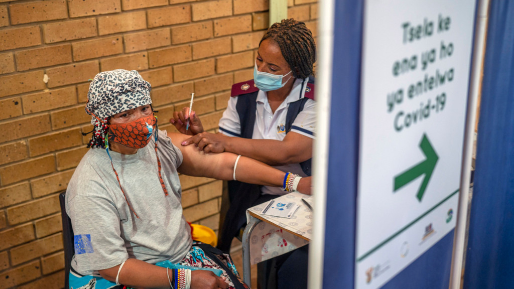 Eine Frau in Südafrika lässt sich gegen Covid-19 impfen.