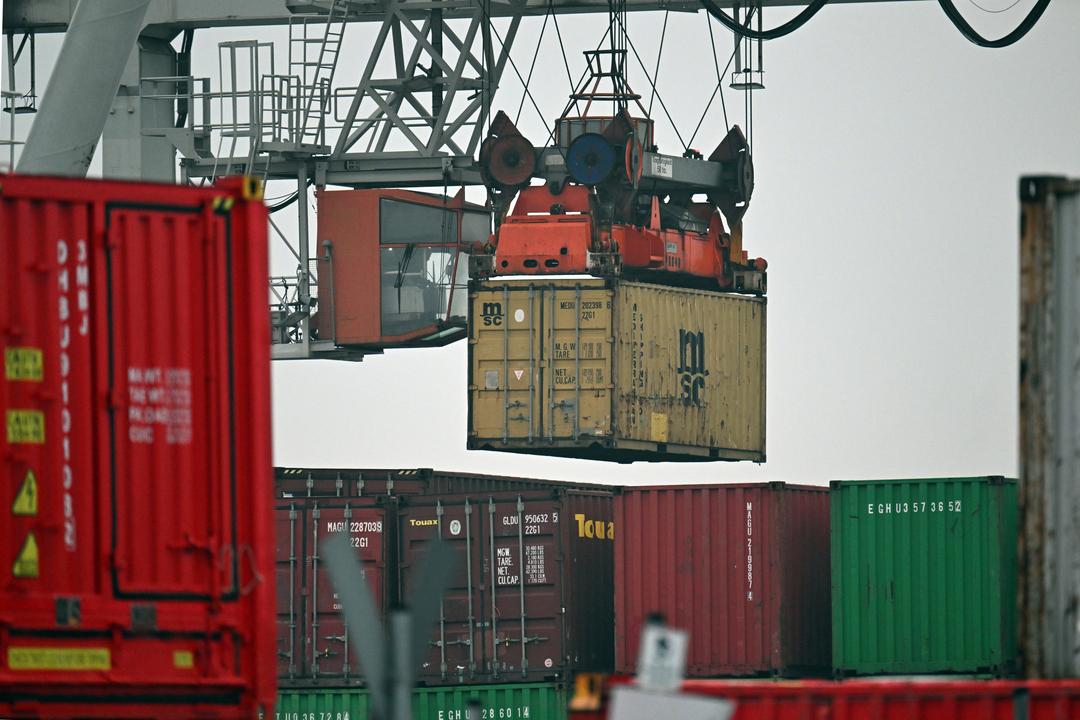 Container werden im Hafen verladen.