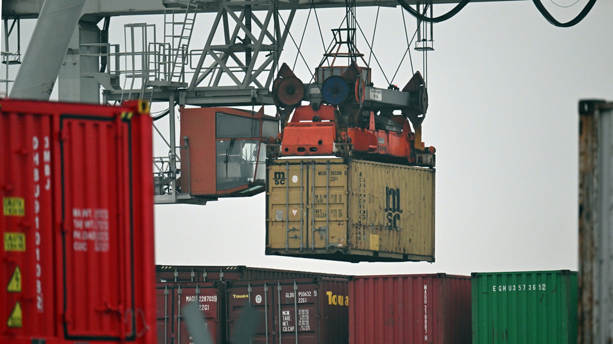 Container werden im Hafen verladen.