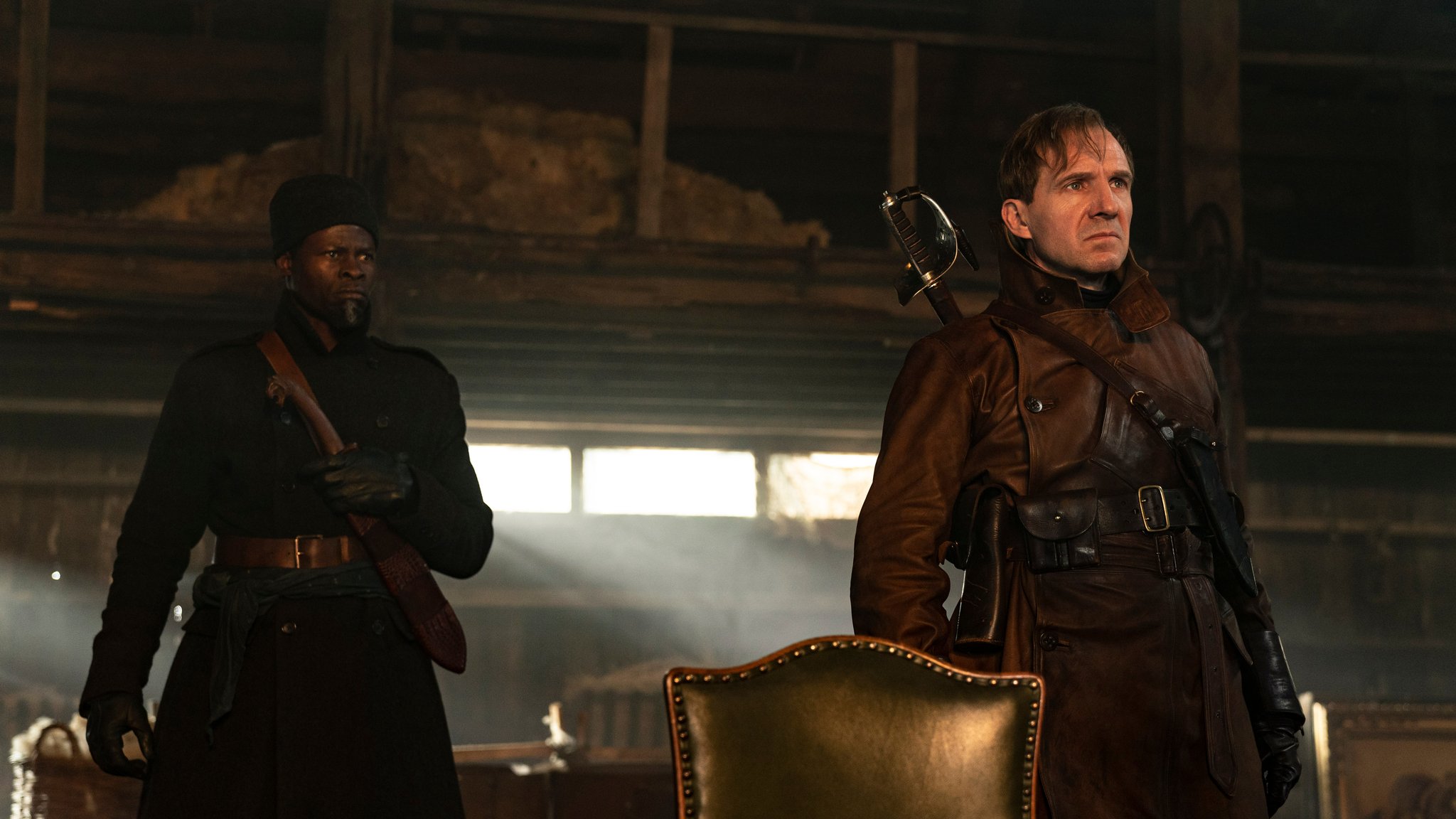 Ralph Fiennes und Djimon Hounsou in Uniform.