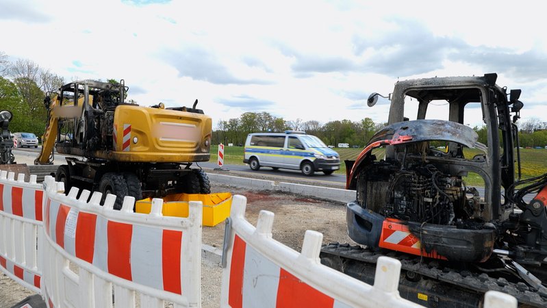 Zwei stark beschädigte Bagger mit Polizeiauto auf einer Baustelle in München-Obersendling | Bild: BR / Frank Jordan Zwei stark beschädigte Bagger mit Polizeiauto auf einer Baustelle in München-Obersendling