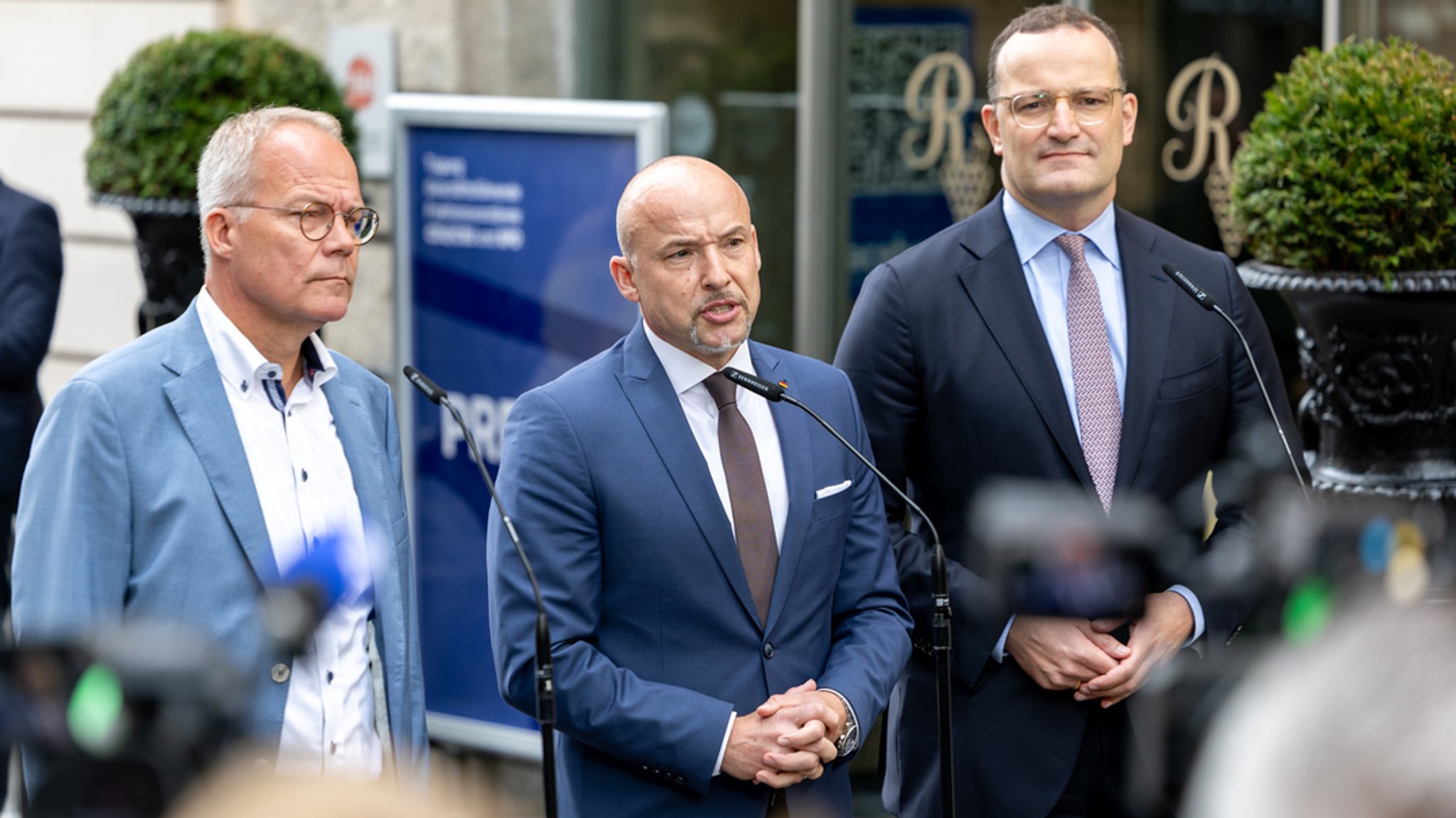 28.08.2025, Bayern, Würzburg: Die Fraktionsvorsitzenden Matthias Miersch (l-r, SPD), Alexander Hoffmann (CSU) und Jens Spahn (CDU), geben ein Pressestatement im Rahmen der Klausurtagung der Geschäftsführenden Fraktionsvorstände im Bundestag. | Bild: dpa-Bildfunk/Daniel Karmann 28.08.2025, Bayern, Würzburg: Die Fraktionsvorsitzenden Matthias Miersch (l-r, SPD), Alexander Hoffmann (CSU) und Jens Spahn (CDU), geben ein Pressestatement im Rahmen der Klausurtagung der Geschäftsführenden Fraktionsvorstände im Bundestag.