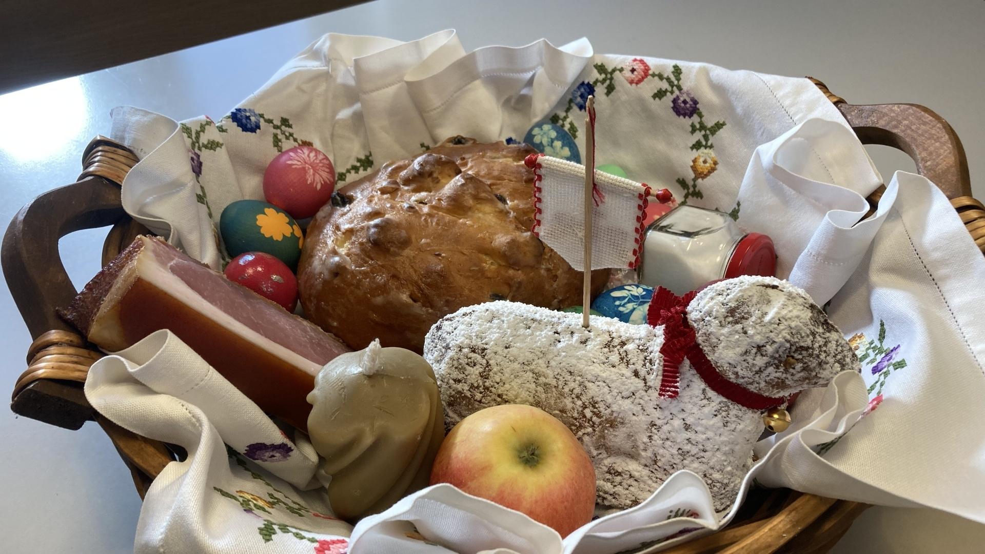 Osterfrühstück: Osterfladen, Geräuchertes, Eier und ein Osterlämmchen