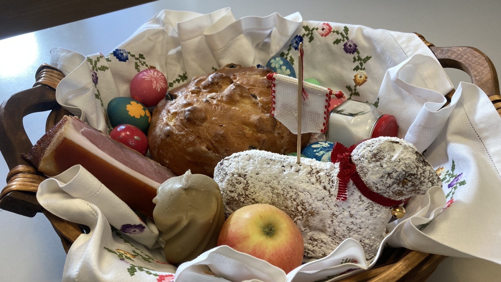 Osterfrühstück: Osterfladen, Geräuchertes, Eier und ein Osterlämmchen