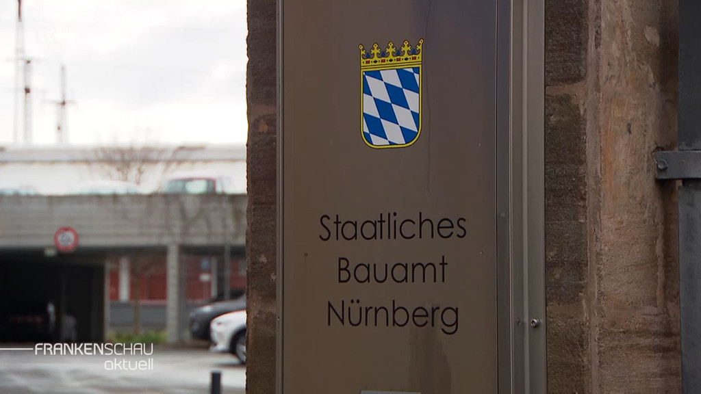 Schild des staatlichen Bauamts Nürnberg.