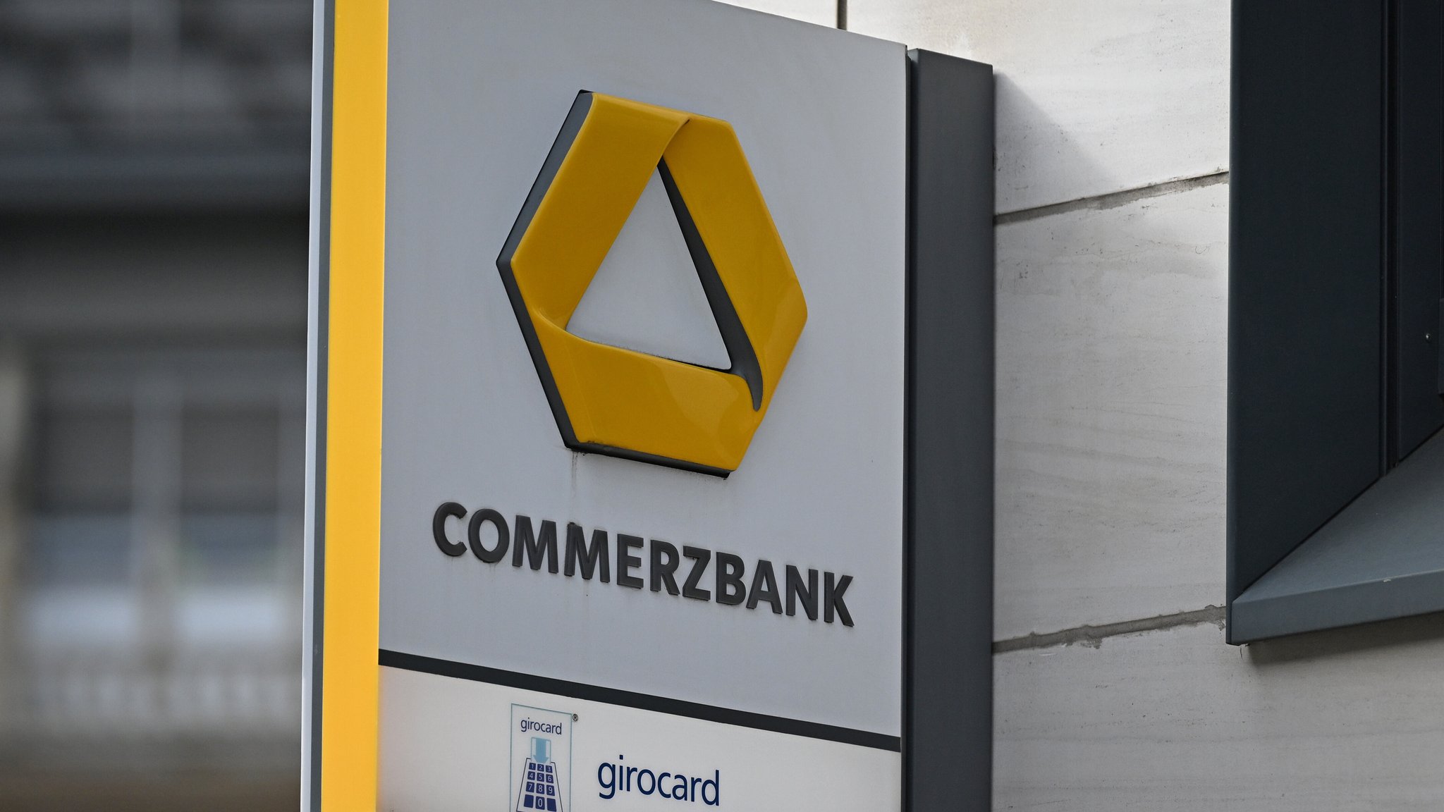 Logo der Bank an einer Hauswand | Bild: picture alliance / Michael Brandt Logo der Bank an einer Hauswand