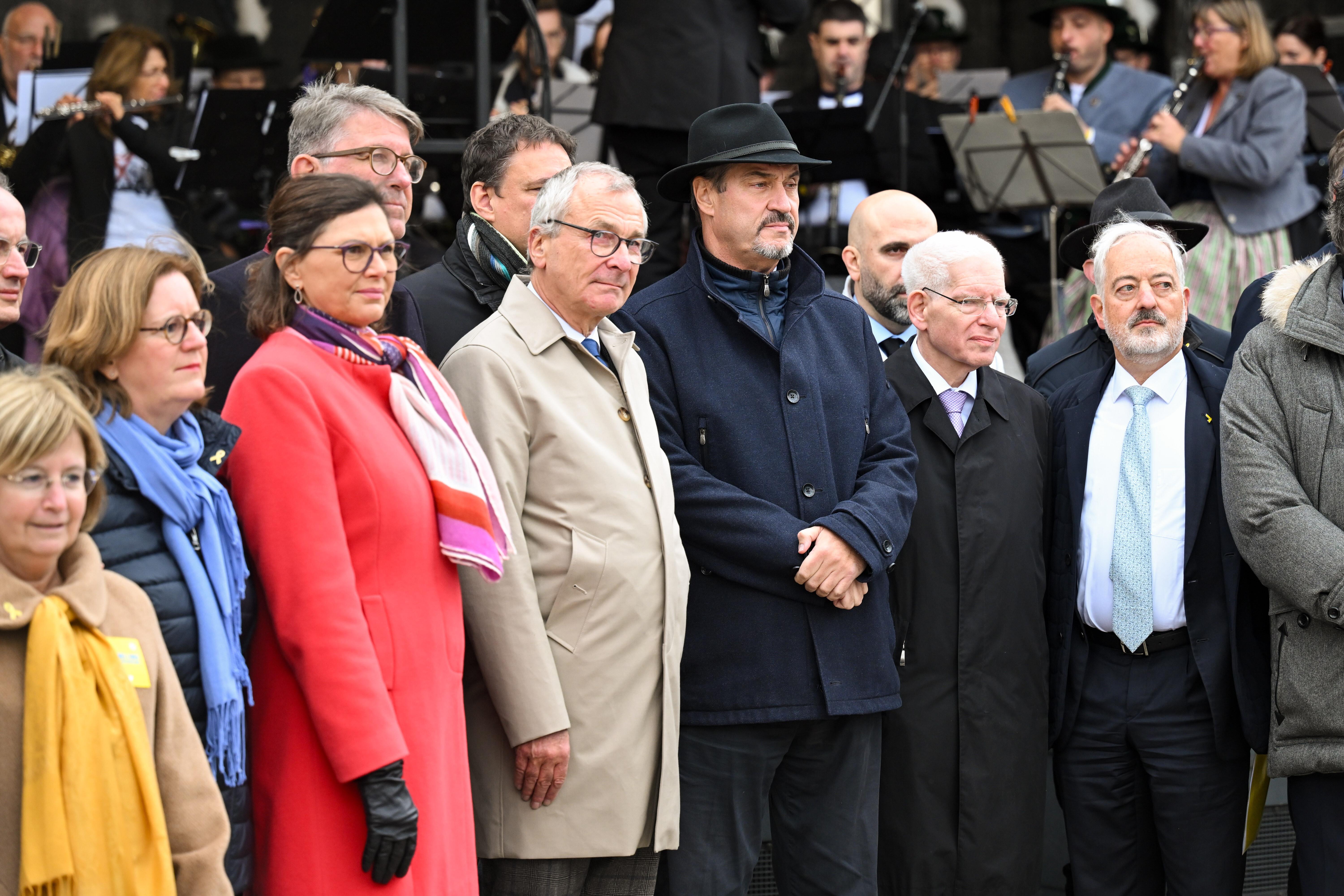 In der Mitte Volker Beck (Bündnis 90/Die Grünen), früherer Bundestagsabgeordneter, der bayerische Ministerpräsident Markus Söder (CSU), Josef Schuster, Präsident des Zentralrat der Juden in Deutschland.