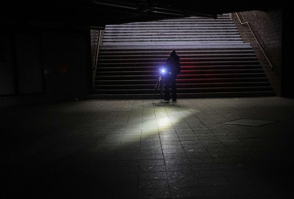 03.01.2026, Berlin: Ein Mann geht mit seinem Fahrrad durch den Bahnhof Wannsee nach einem Stromausfall. Nach einem Brand an einer Kabelbrücke am Kraftwerk Lichterfelde kommt es durch den Stromausfall im Südwesten von Berlin zu Beeinträchtigungen. Foto: Michael Kappeler/Dpa/dpa +++ dpa-Bildfunk +++