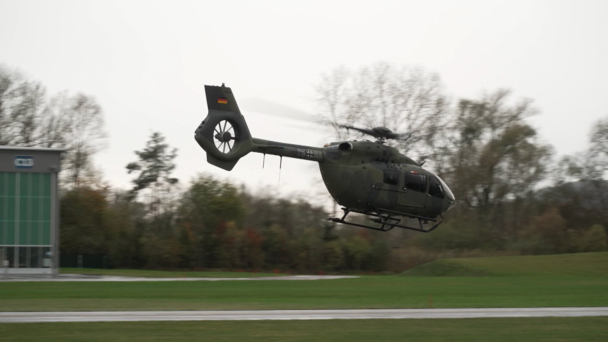 Pistorius konnte heute den ersten von 62 neuen Bundeswehr-Hubschraubern bei Airbus in Donauwörth in Empfang nehmen.