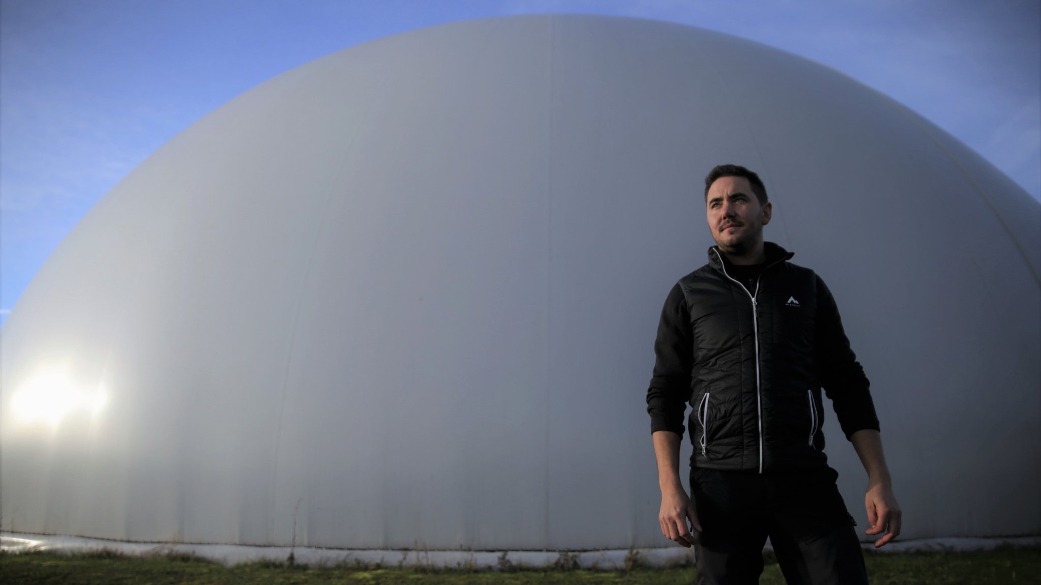 Thorsten Sturm steht vor seiner Biogasanlage