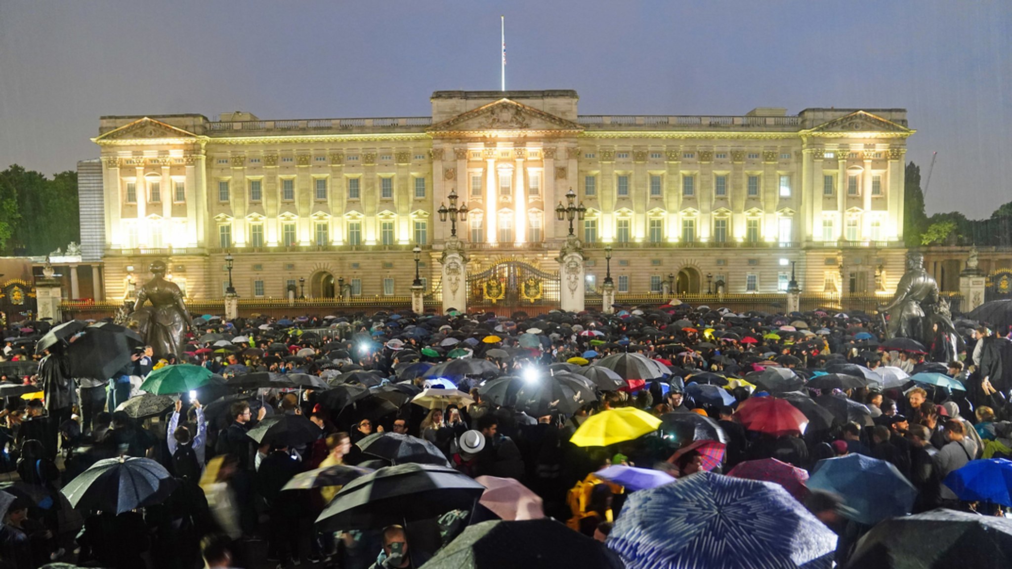 Buckingham Palace, dem offiziellen Wohnsitz der verstorbenen Königin