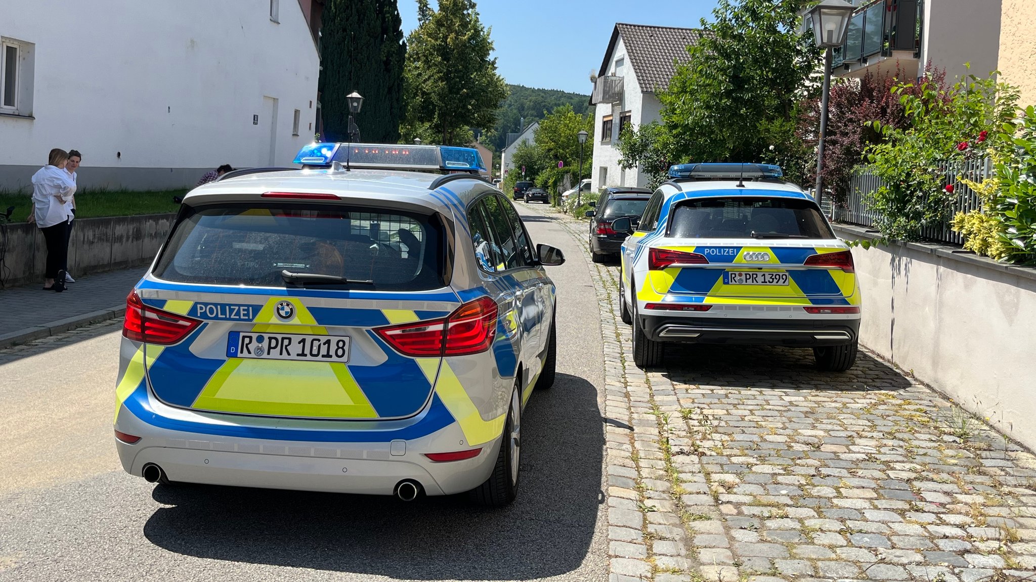 Polizei-Autos am Fundort der Bombe