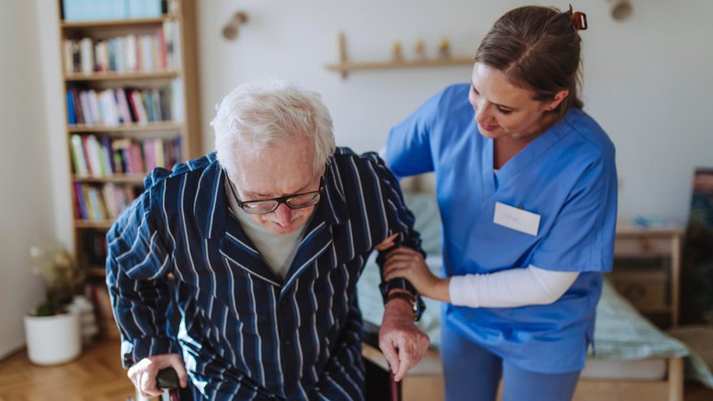 Pflegekraft stützt älteren Mann | Bild: picture alliance / Westend61 | HalfPoint Pflegekraft stützt älteren Mann