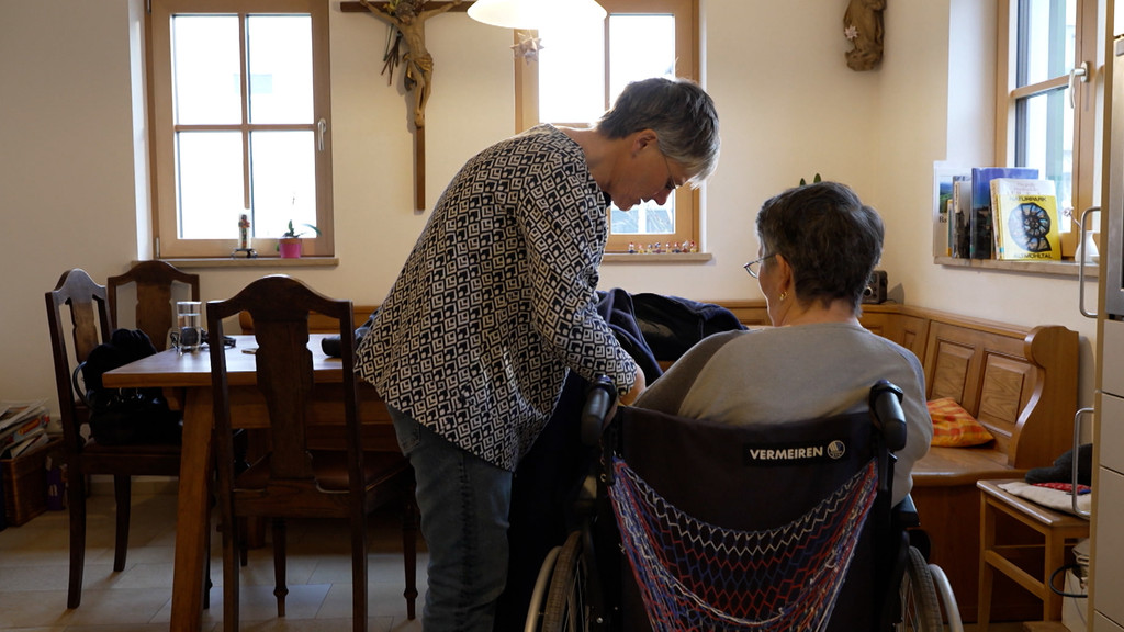 In Deutschland wird die überwältigende Mehrheit der fast fünf Millionen Pflegebedürftigen zuhause gepflegt, die meisten davon von Angehörigen. | Bild: BR In Deutschland wird die überwältigende Mehrheit der fast fünf Millionen Pflegebedürftigen zuhause gepflegt, die meisten davon von Angehörigen.