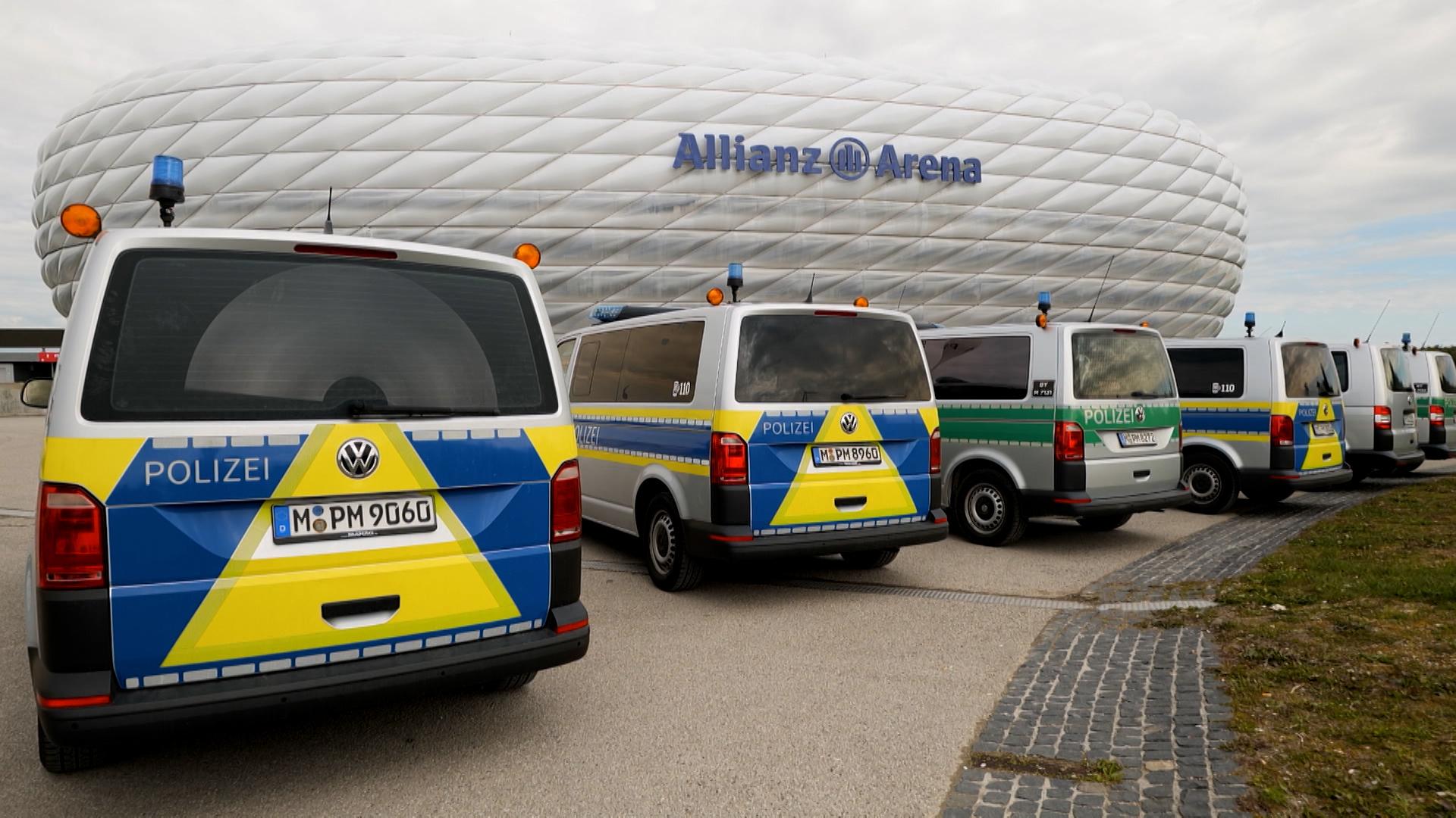 Polizeiwagen vor der Allianz Arena