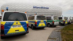 Polizeiwagen vor der Allianz Arena | Bild:BR