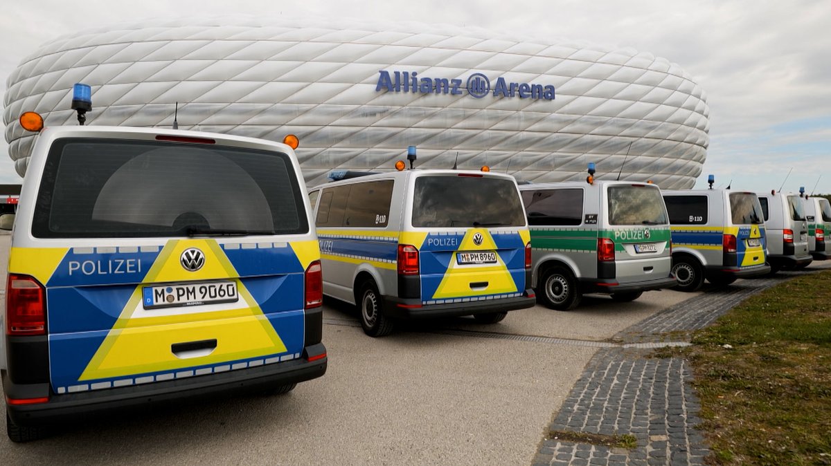 Polizeiwagen vor der Allianz Arena