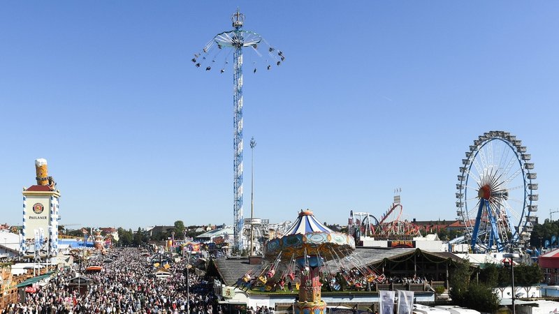 Oktoberfest 2019 (Blick über die Wiesn mit Fahrgeschäften und Besuchermassen).