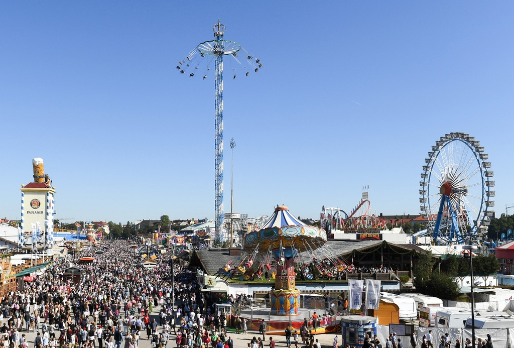 Oktoberfest 2019 (Blick über die Wiesn mit Fahrgeschäften und Besuchermassen).