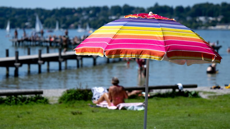 08.08.2025, Bayern, Percha: Menschen genießen das warme Wetter und den Sonnenschein auf einem Steg am Starnberger See. Foto: Sven Hoppe/dpa +++ dpa-Bildfunk +++ | Bild: dpa-Bildfunk/Sven Hoppe 08.08.2025, Bayern, Percha: Menschen genießen das warme Wetter und den Sonnenschein auf einem Steg am Starnberger See. Foto: Sven Hoppe/dpa +++ dpa-Bildfunk +++