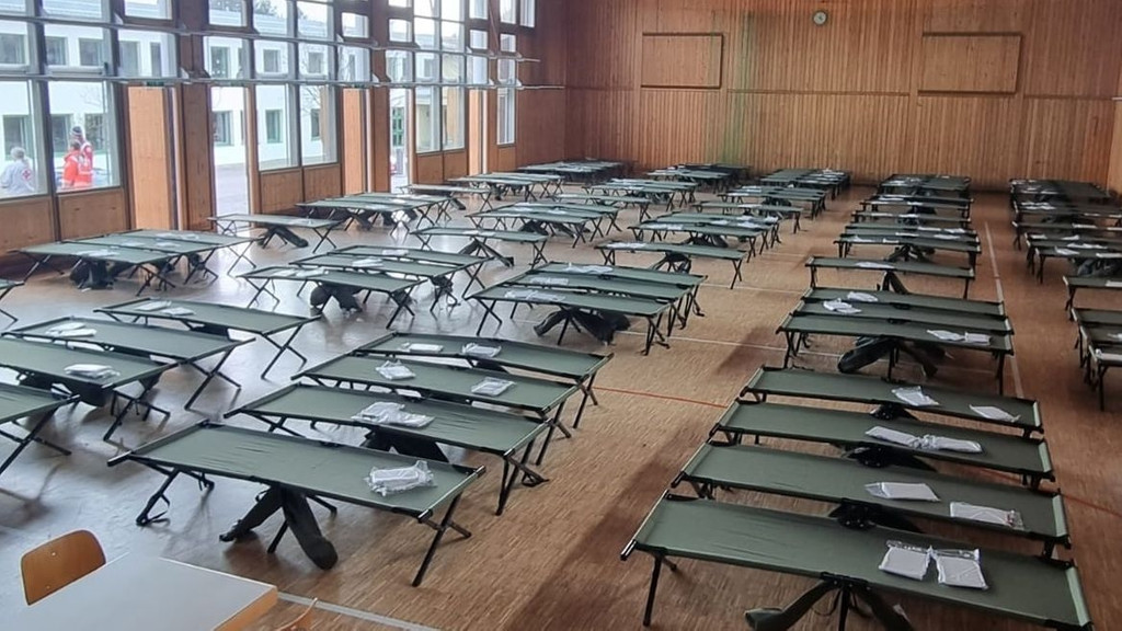 In der Röhrnbacher Halle im Kreis Freyung-Grafenau stehen Feldbetten für Ukraine-Flüchtlinge bereit