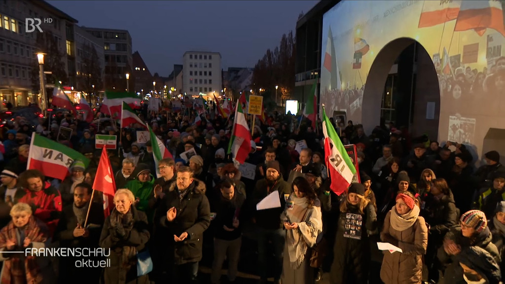 Proteste auf dem Nürnberger Kornmarkt gegen die iranische Regierung. | Bild: BR Proteste auf dem Nürnberger Kornmarkt gegen die iranische Regierung.
