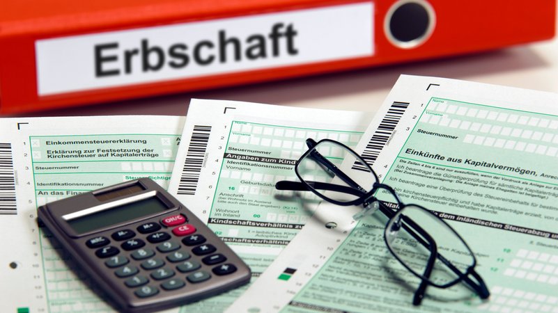 Ein Aktenordner ist beschriftet mit dem Aufdruck Erbschaft | Bild: picture alliance / SZ Photo | Wolfgang Filser Ein Aktenordner ist beschriftet mit dem Aufdruck Erbschaft