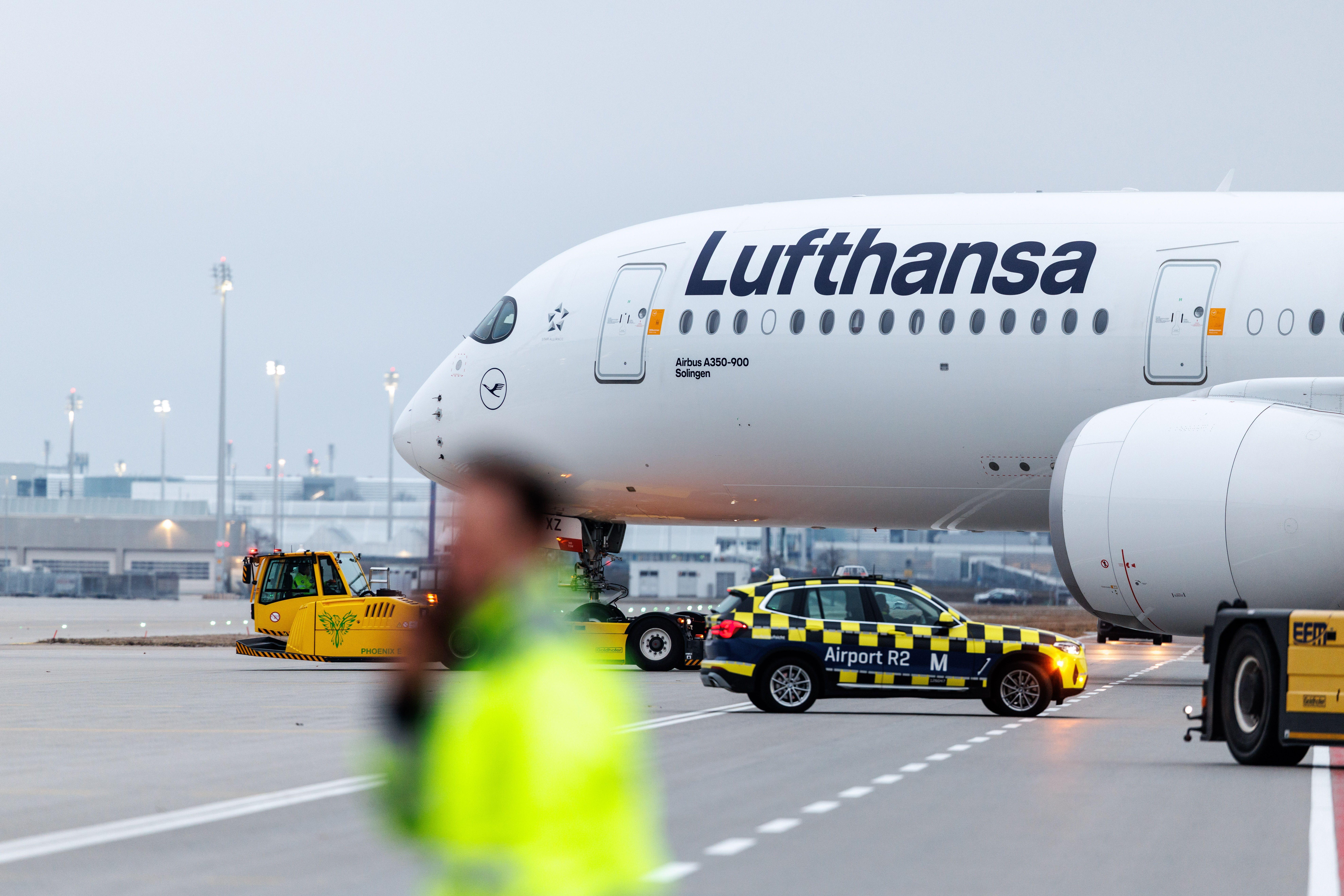 Symbolbild: Ein Flugzeug der Fluggesellschaft Lufthansa (Airbus A350-900) am Flughafen München.