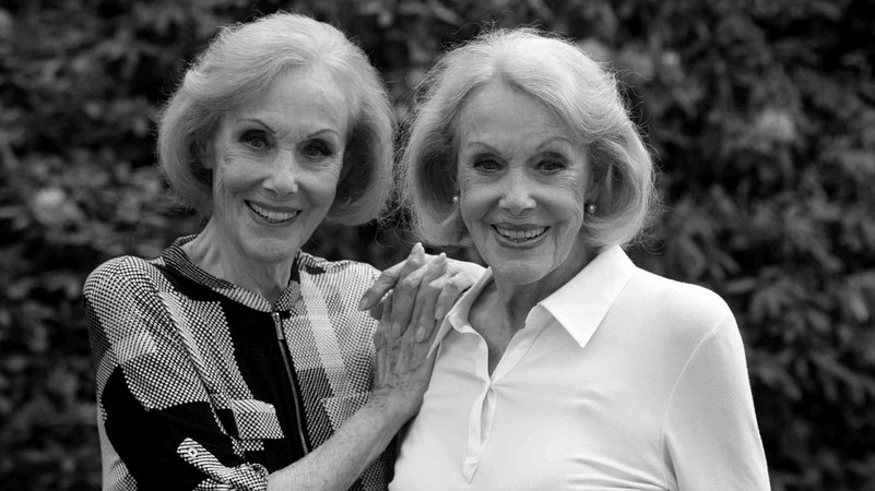 Archivbild: Alice und Ellen Kessler in Grünwald | Bild: picture alliance / SZ Photo | Claus Schunk Archivbild: Alice und Ellen Kessler in Grünwald