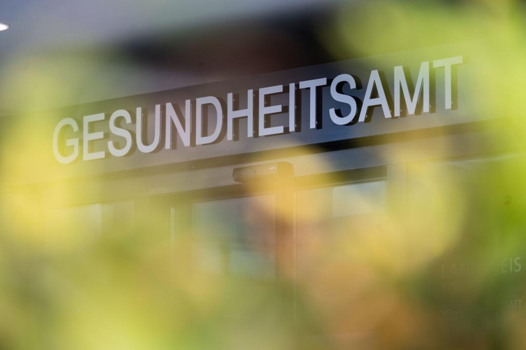 Fassade eines Gesundheitsamtes (Symbolbild) | Bild:dpa-Bildfunk/Marijan Murat