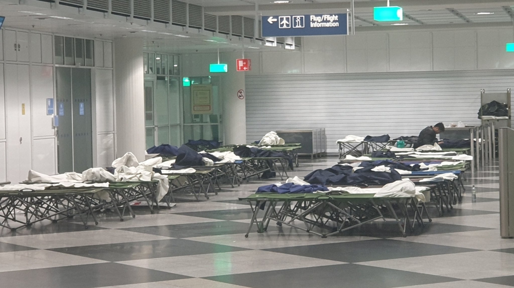 Aufgestellte Feldbetten am Terminal 1 am Münchner Flughafen