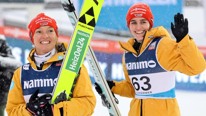 Katharina Schmid und Selina Freitag | Bild: picture alliance / ASSOCIATED PRESS | Geir Olsen Katharina Schmid und Selina Freitag