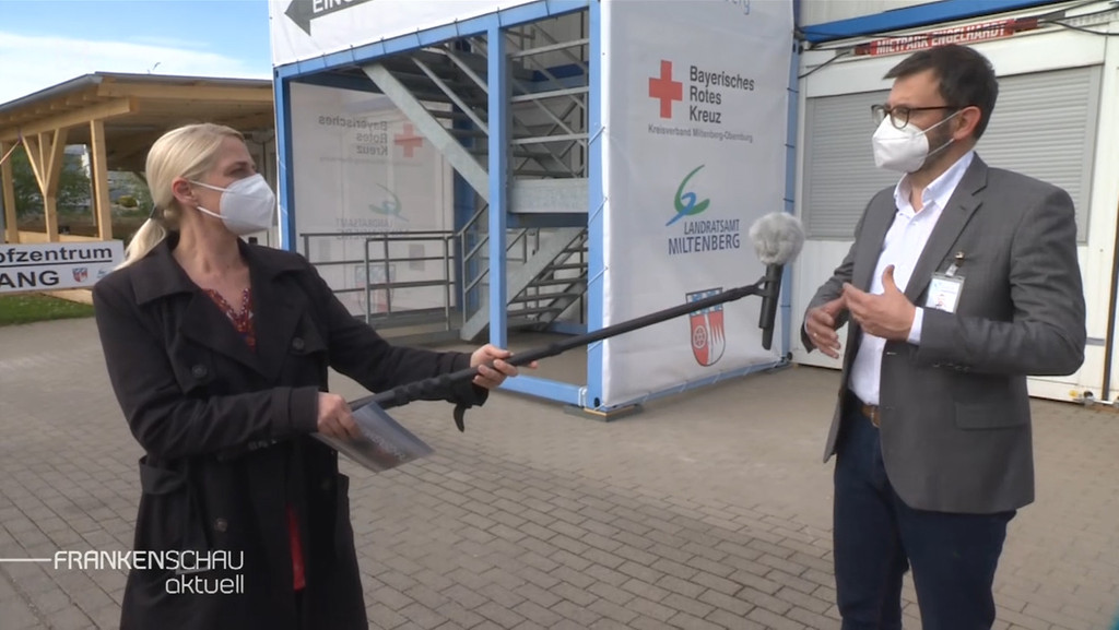BR-Reporterin Barbara Ecke im Gespräch mit dem Miltenberger Landrat Jens Marco Scherf (Die Grünen). | Bild: BR Fernsehen BR-Reporterin Barbara Ecke im Gespräch mit dem Miltenberger Landrat Jens Marco Scherf (Die Grünen).