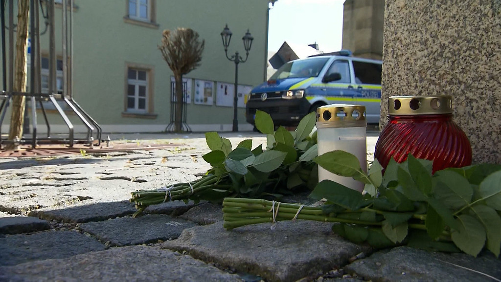 Blumen und Kerzen vor dem Kinderheim in Wunsiedel | Bild: BR Blumen und Kerzen vor dem Kinderheim in Wunsiedel