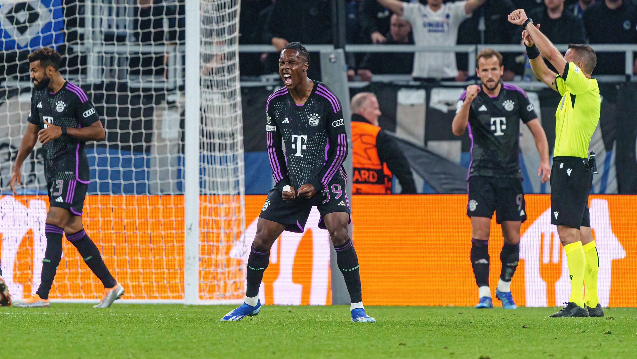 Siegtor-Schütze Mathys Tel (FC Bayern) bejubelt den Schlusspfiff in Kopenhagen