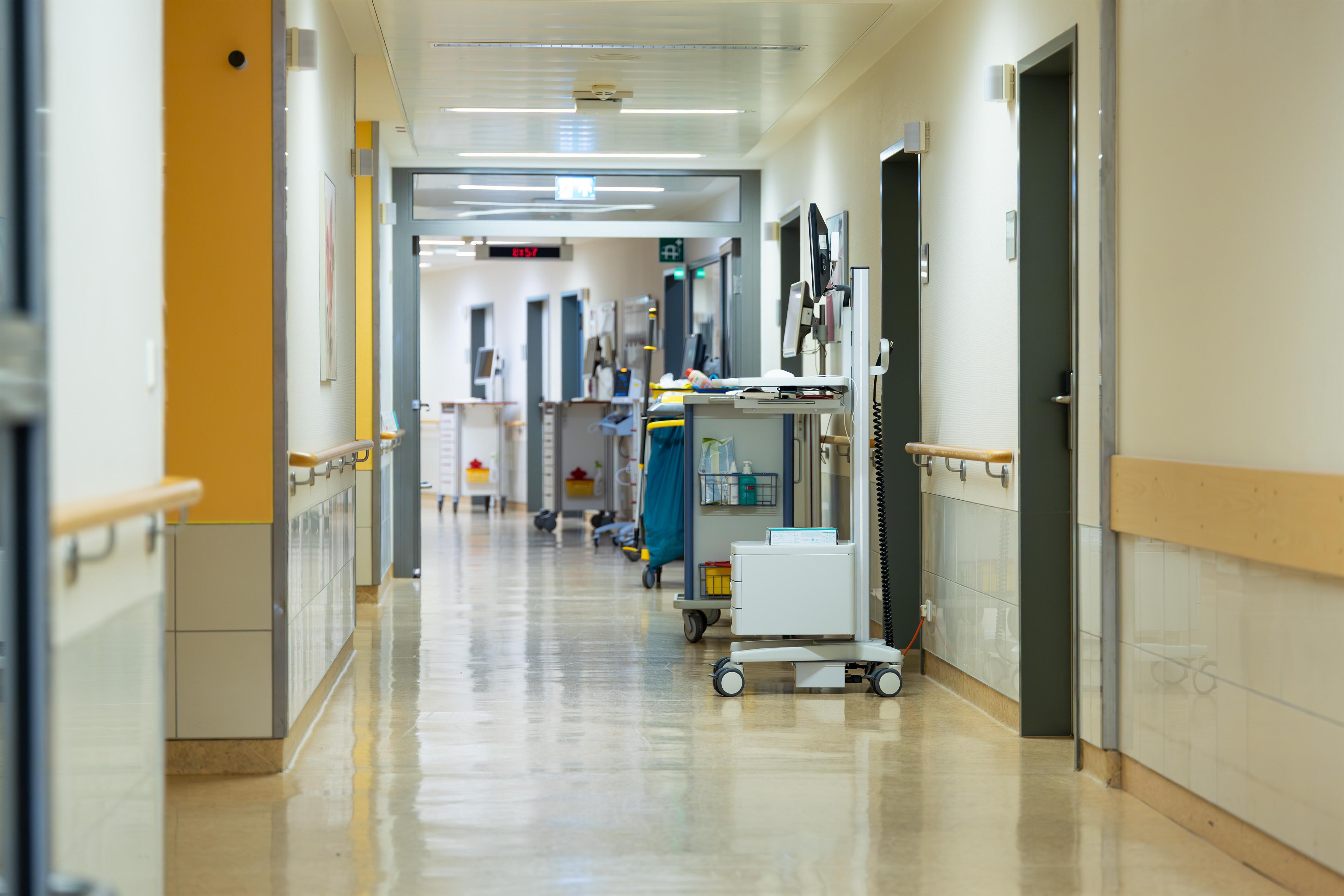 (Symbolbild) Ein menschenleerer Flur in einem Krankenhaus 