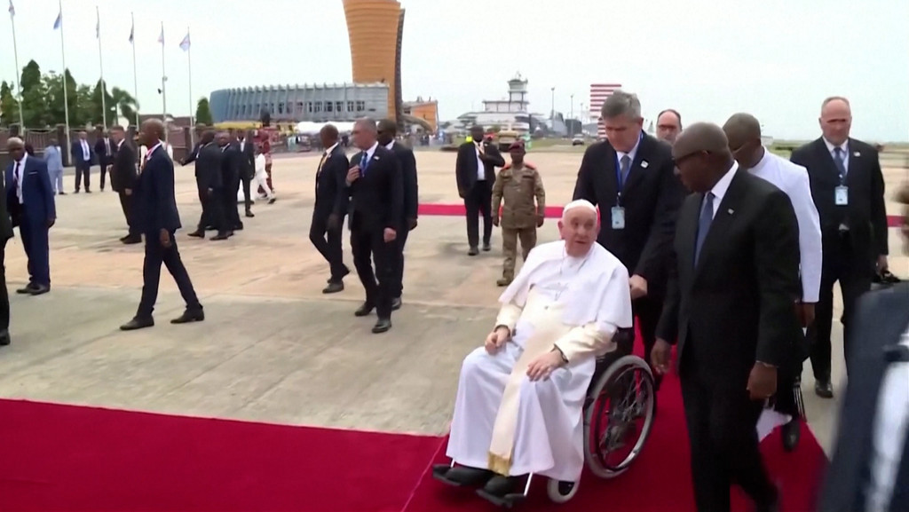 Papst Franziskus sitzt in einem Rollstuhl.