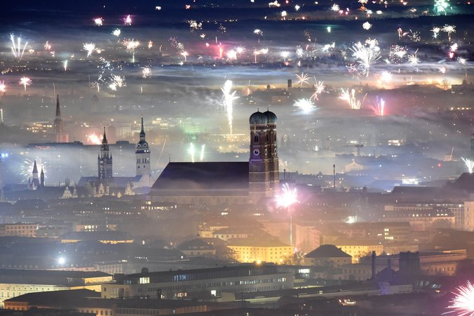 01.01.2023, München - Feuerwerksraketen explodieren über der Landeshauptstadt rund um die Frauenkirche in der Silvesternacht.