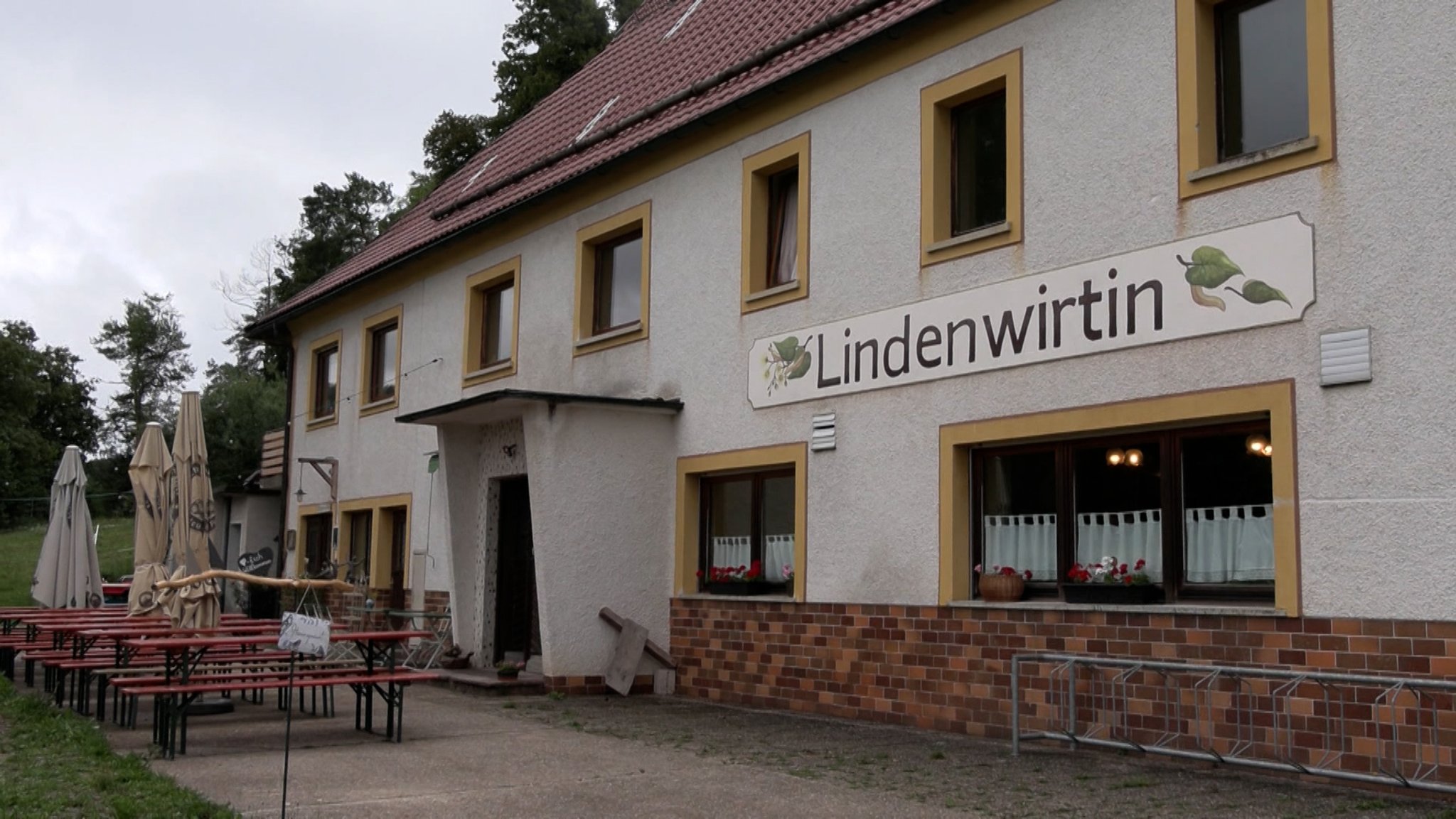 Wenn Unternehmen starten wollen, brauchen sie Kapital, das oft von der Bank kommt, manchmal aber auch über sogenannte Genussrechte. Mit diesem Finanzierungskonzept wird derzeit ein Wirtshaus in einem Dorf in der Oberpfalz saniert und wiederbelebt.