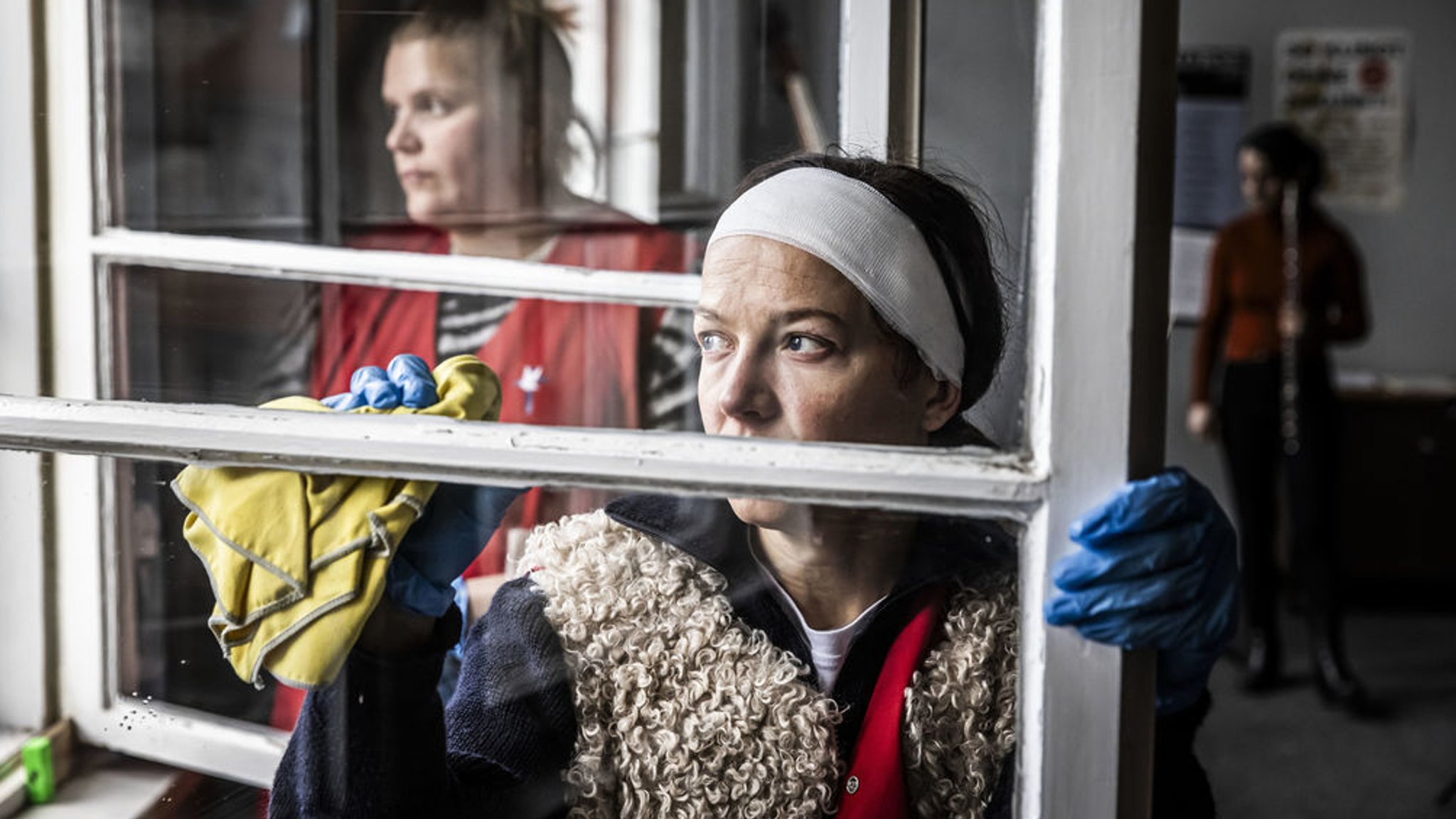 Hannah Herzsprung als Jenny von Loeben und Stefanie Reinsperger als Wolke in einer Szene des Films "15 Jahre" 