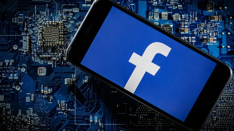 (Symbolbild) Datendiebe hatten Angaben über 500 Millionen Facebooknutzern abgegriffen – jetzt muss der Konzern dafür Schadensersatz leisten. | Bild: picture alliance / photothek | Thomas Trutschel (Symbolbild) Datendiebe hatten Angaben über 500 Millionen Facebooknutzern abgegriffen – jetzt muss der Konzern dafür Schadensersatz leisten.